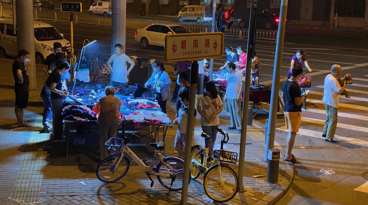 En las grandes ciudades chinas, como Pekín, vuelven a surgir los puestos ambulantes para ganarse la vida tras el impacto del coronavirus