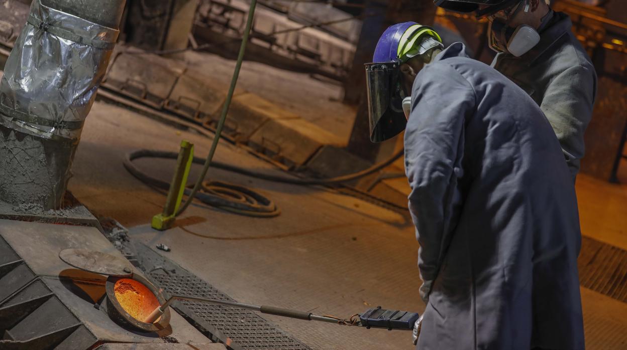 Operarios trabajando en la sede de la metalúrgica en Huelva