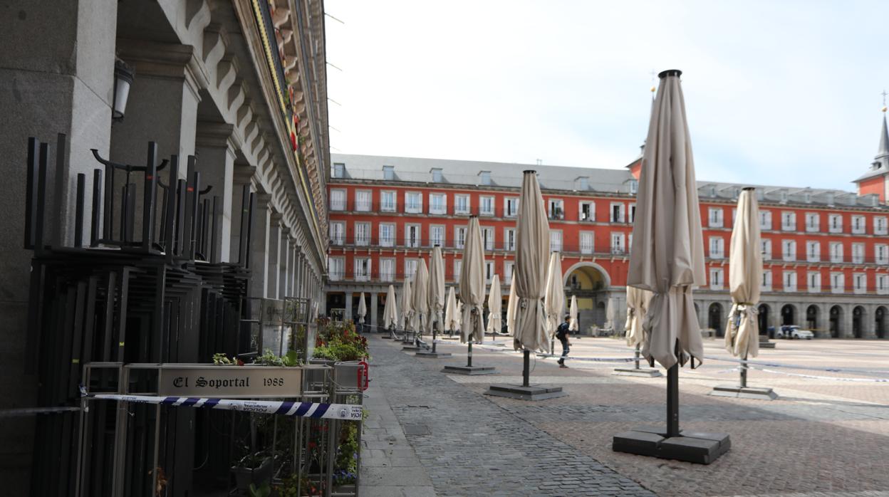 Sombrillas de una terraza de un restaurante de la madrileña Plaza Mayor precintadas y cerradas durante la fase 0 de la desescalada