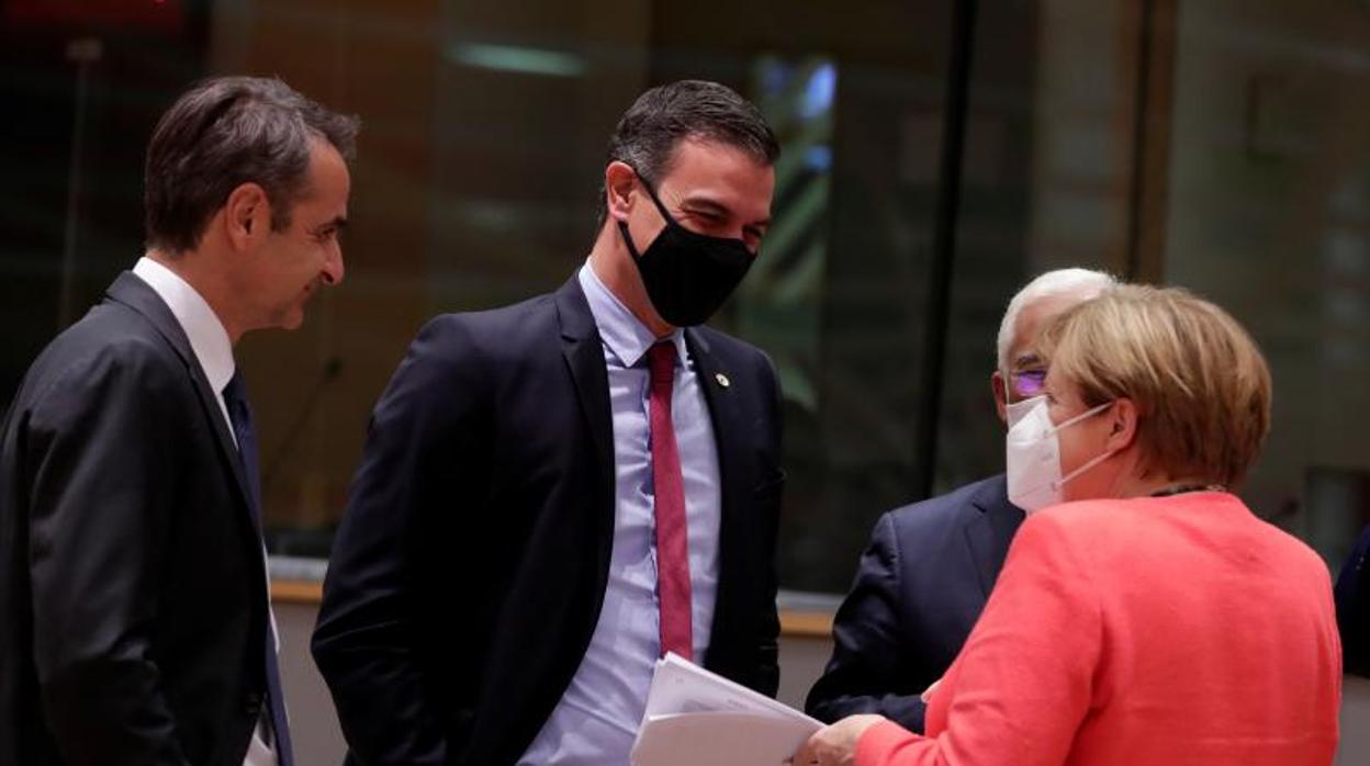 Pedro Sánchez conversa con Angela Merkel durante el cuarto día de Consejo Europeo