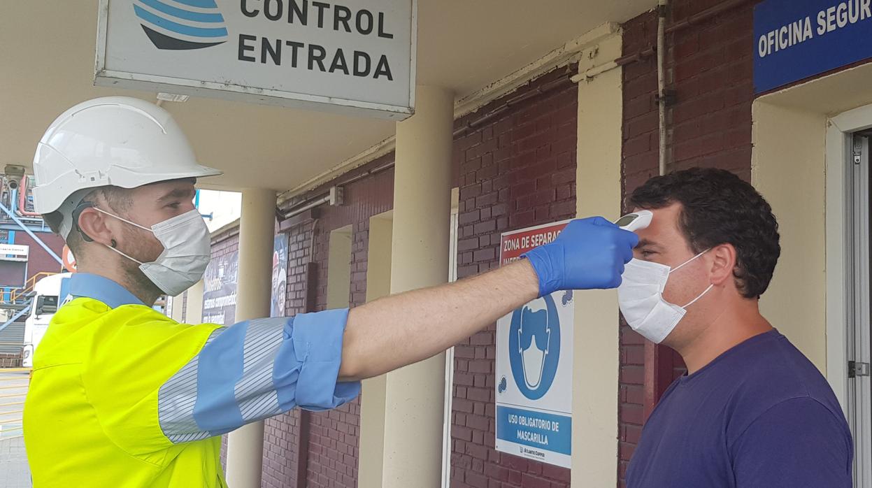 Toma de temperatura en el control de entrada a la factoría