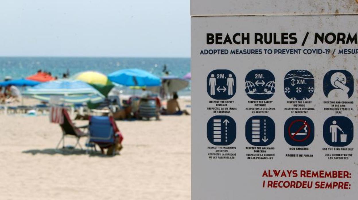 Turistas en una playa de Alicante