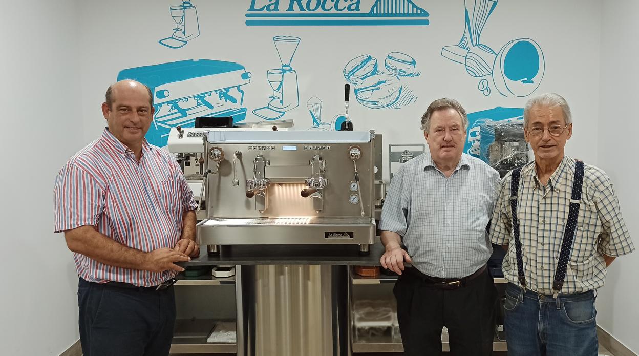 Jaime Borrás, Antonio Villaseñor y Francisco Borrego, junto a una de las máquinas de café de La Rocca Exprés