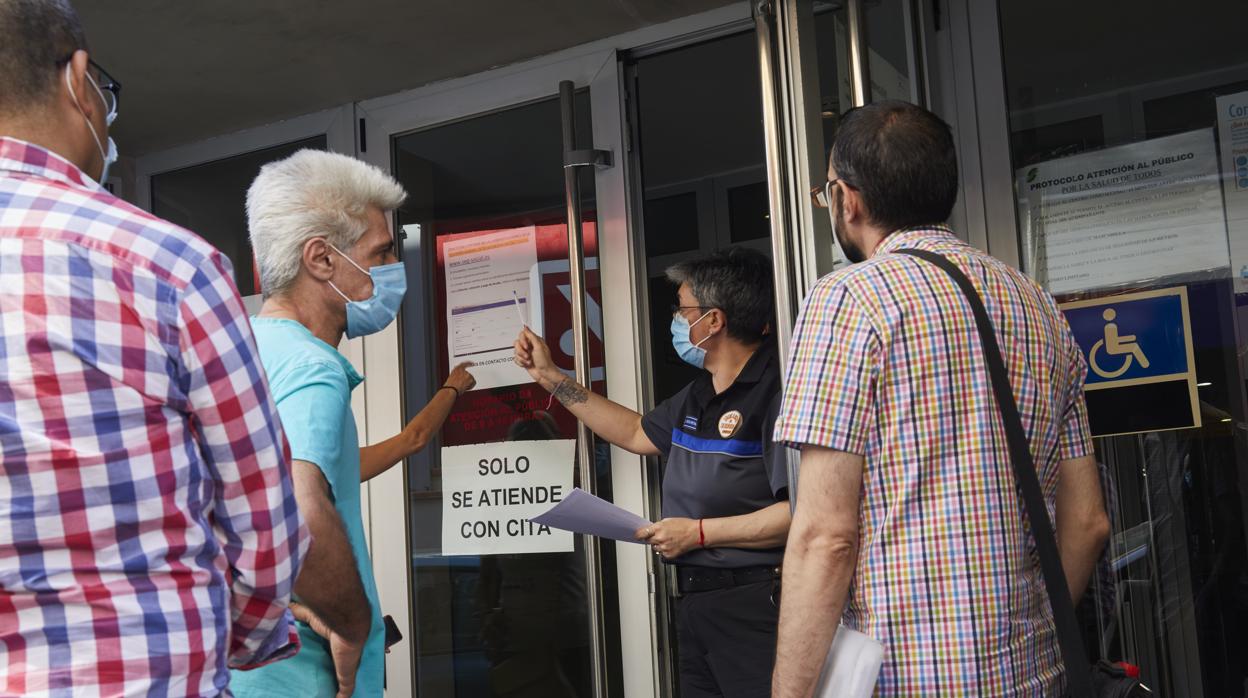 Varias personas protestan hace unos días ante las oficinas de la Tesorería de la Seguridad Social en Carabanchel (Madrid)