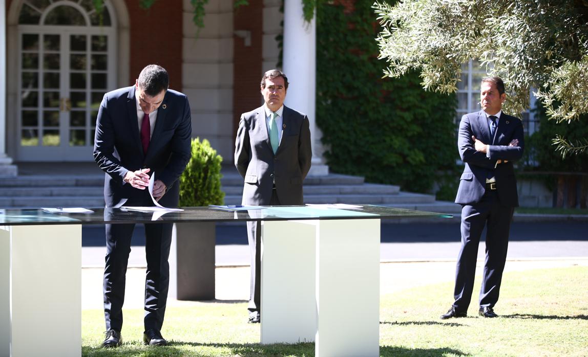 Pedro Sánchez junto a los presidentes de CEOE y Cepyme