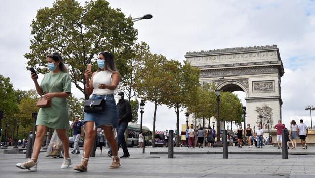 Francia impone la mascarilla en todos los centros de trabajo y establece que lo paguen las empresas
