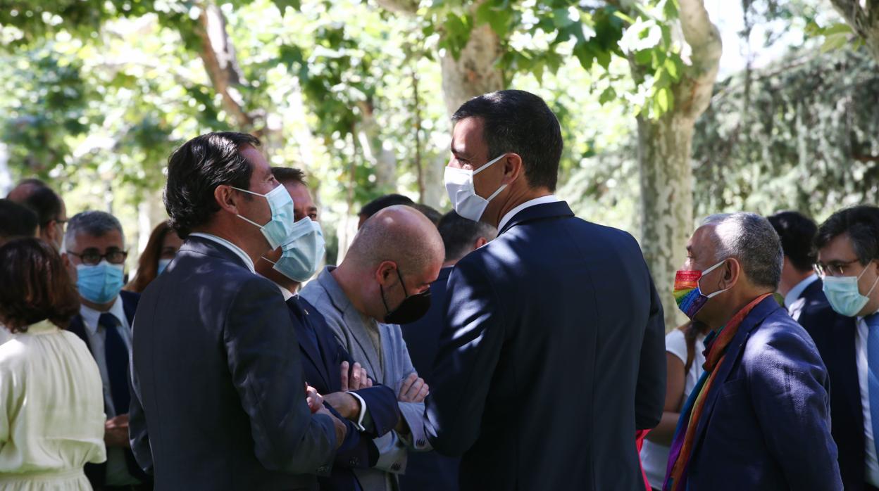 Pedro Sánchez junto a los agentes sociales en una imagen de archivo