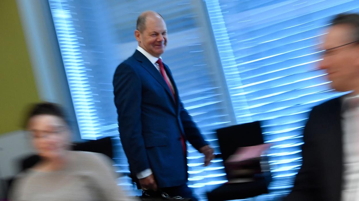 Olaf Scholz, vicecanciller y ministro de Finanzas de Alemania (centro) a su llegada al parlamento alemán