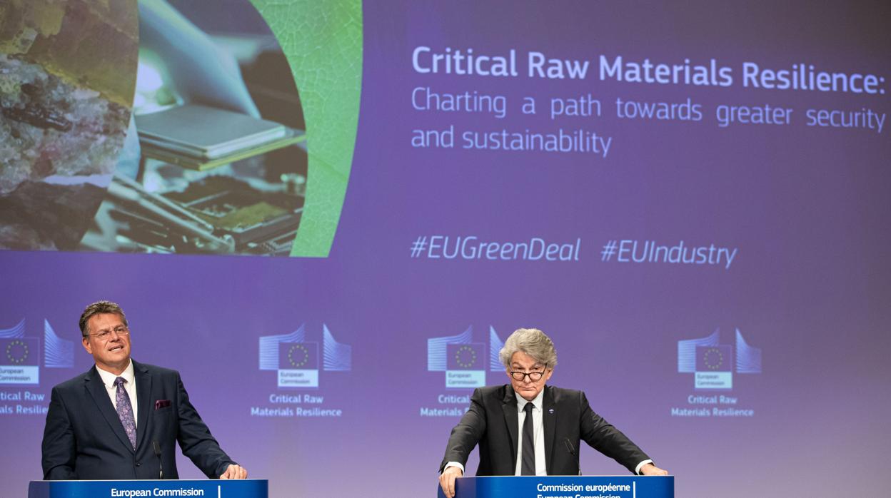 El vicepresidente de Relaciones Interinstitucionales y previsión (izda) junto al comisario de Mercado Interior Thierry Breton (dcha)