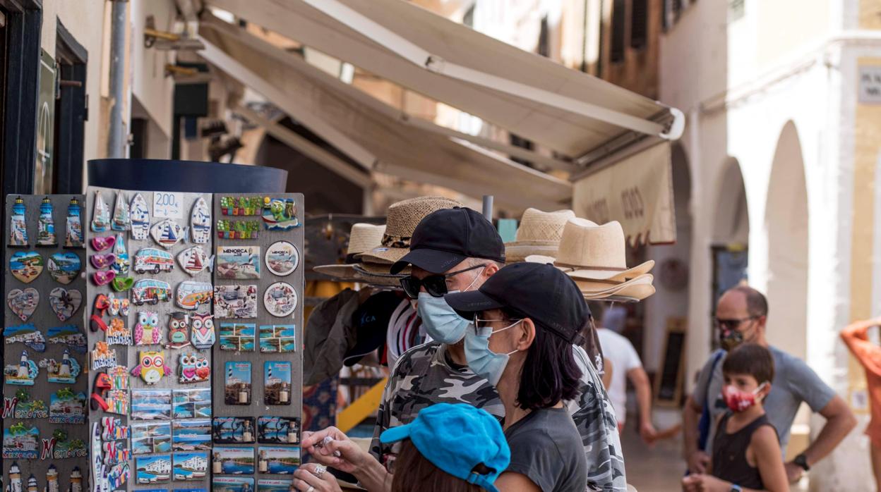 Un grupo de turistas en el casco antiguo de Ciutadella (Menorca)