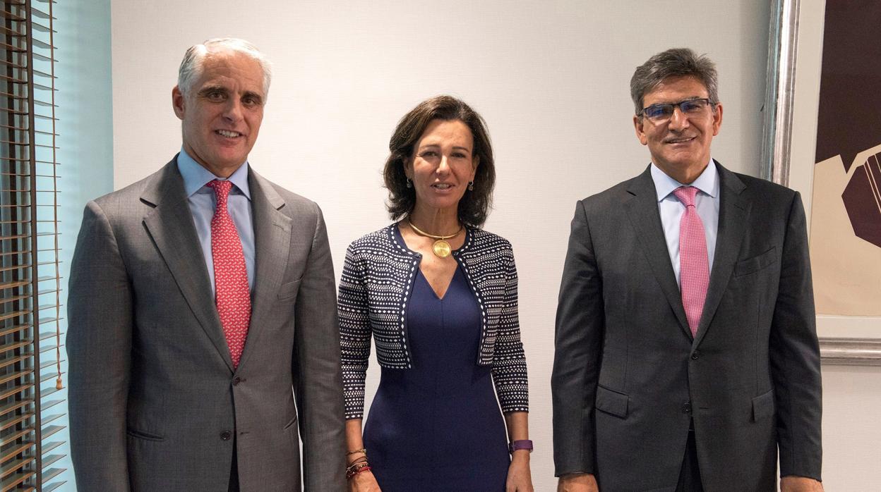 Andrea Orcel (izq.), junto a Ana Botín, presidenta del Santander, y José Antonio Álvarez, consejero delegado