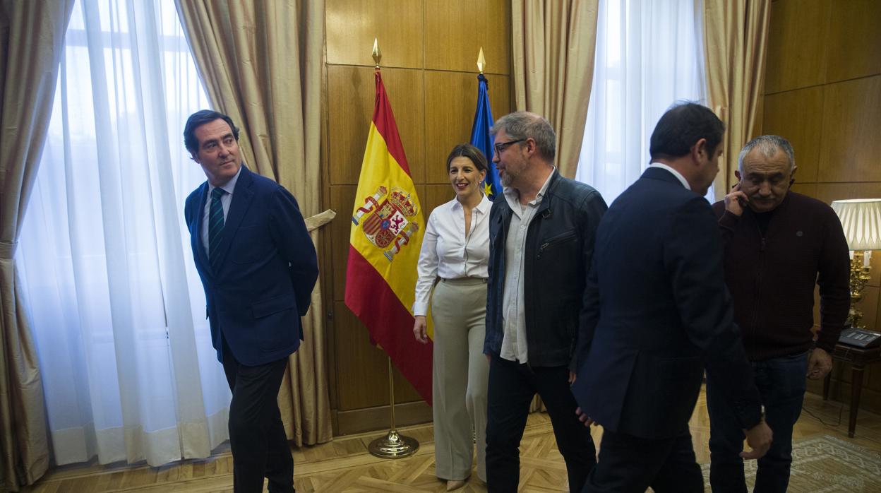 El presidente de la patronal, Antonio Garamendi, la ministra de Trabajo, Yolanda Díaz, el secretario general de CC.OO, Unai Sordo, el presidente de Cepyme, Gerardo Cuerva, y el secretario general de UGT, Pepe Álvarez