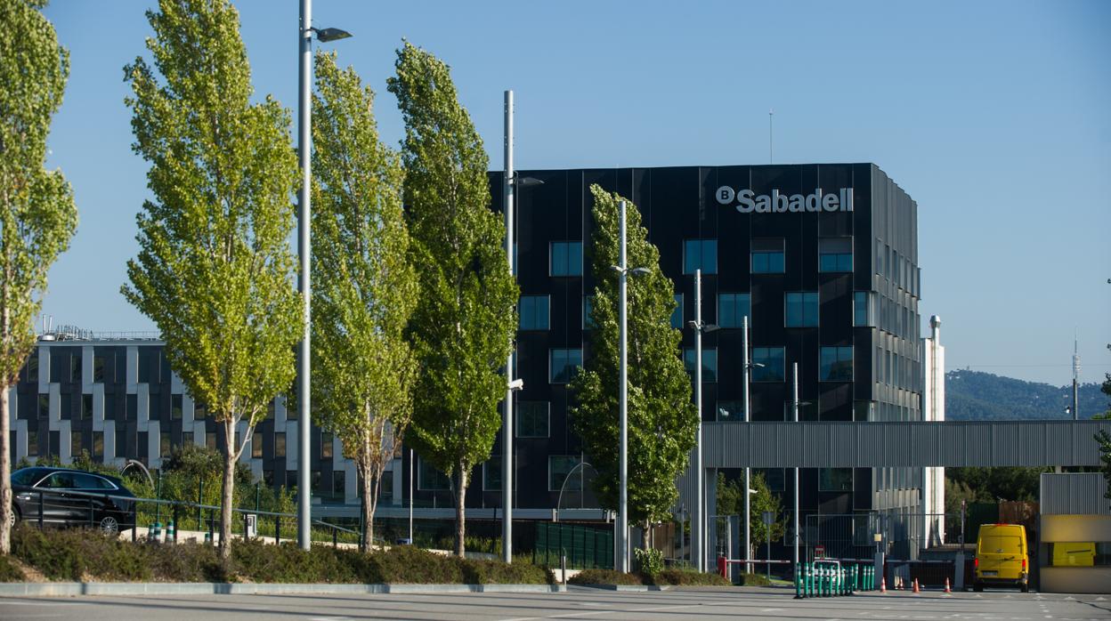 Sabadell y Sanitas se alían para comercializar seguros de salud en España