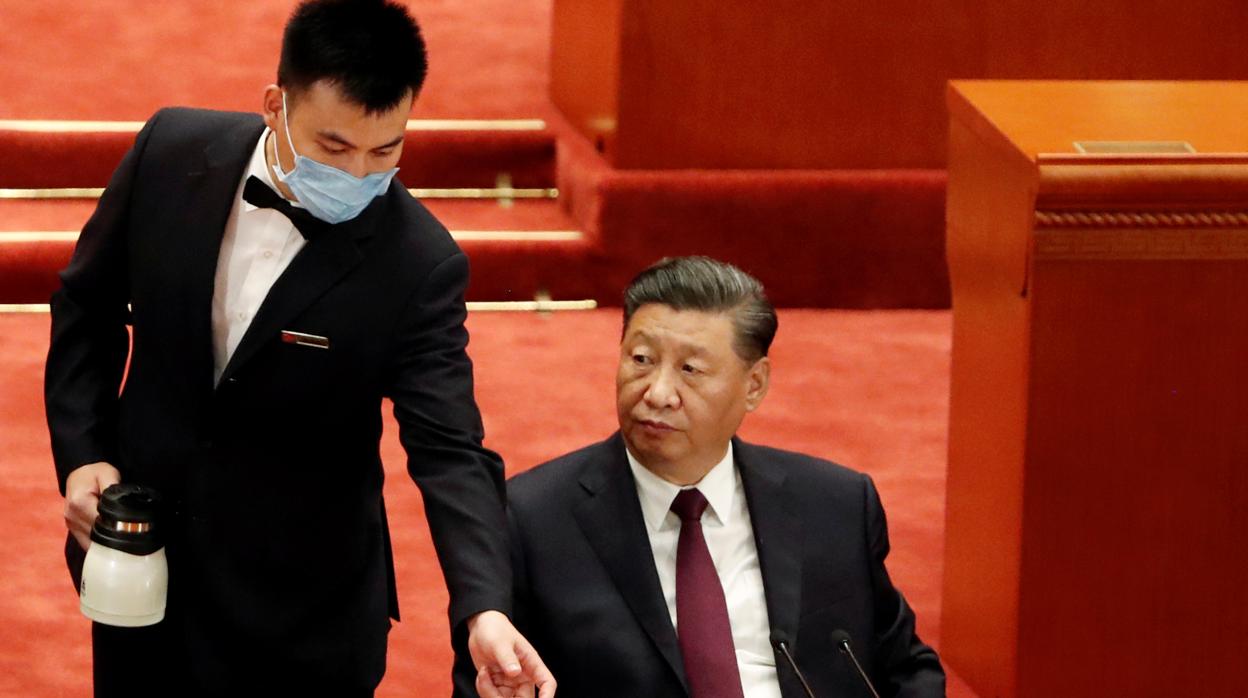 Un camarero sirvé té al presidente chino, Xi Jimping