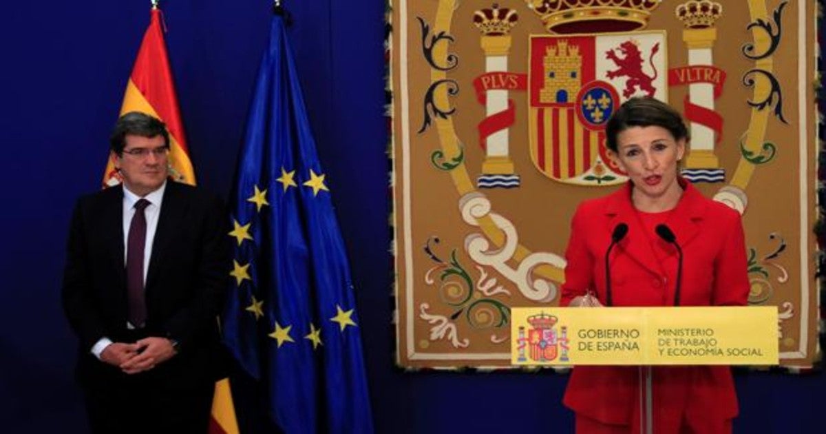 La ministra de Trabajo, Yolanda Díaz (d) y el ministro de Seguridad Social, Inclusión y Migraciones, José Luis Escrivá (i), durante el acto de toma de posesión del altos cargos del ministerio el pasado mes de febrero