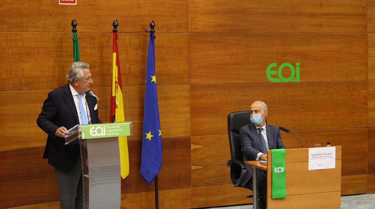 Javier Targhetta, durante su intervención, en presencia de Francisco Velasco, director de EOI Andalucía