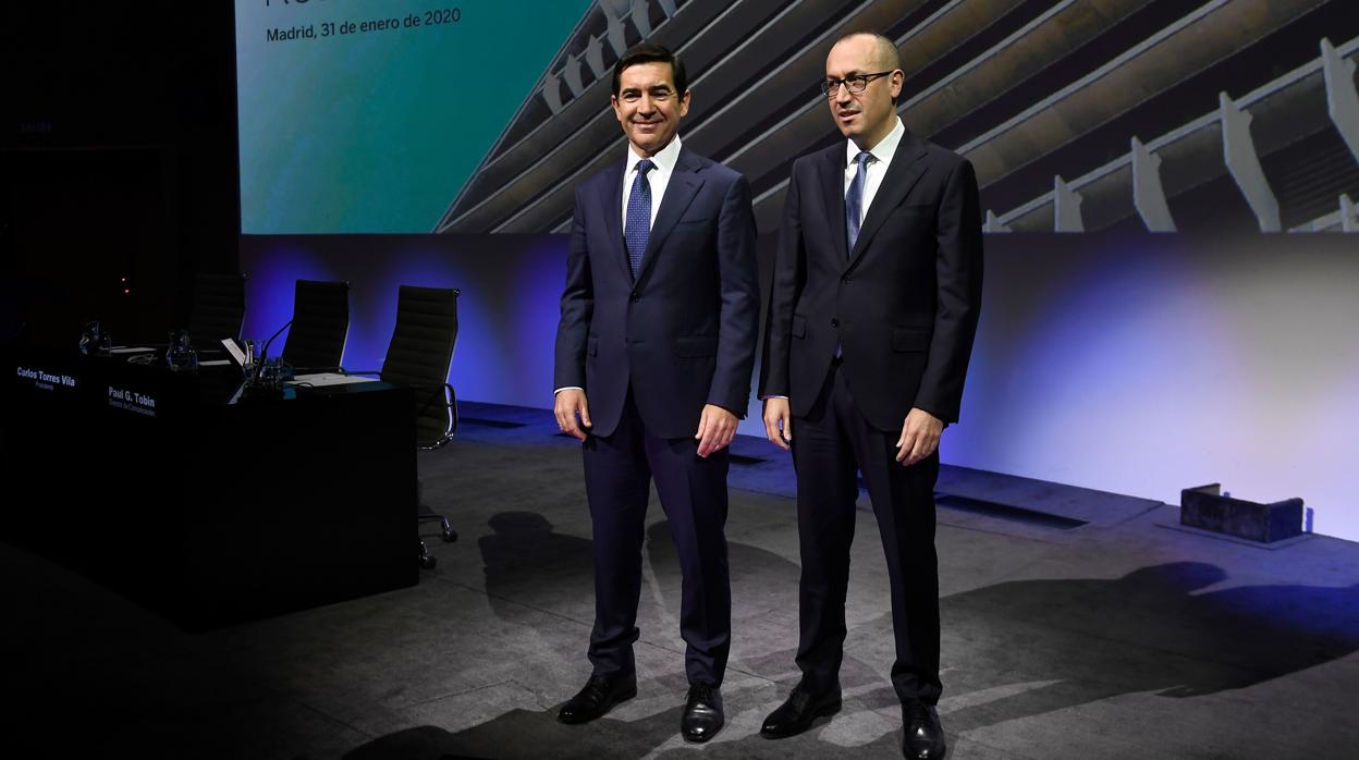 El presidente de BBVA, Carlos Torres, y el consejero delegado, onur Genç