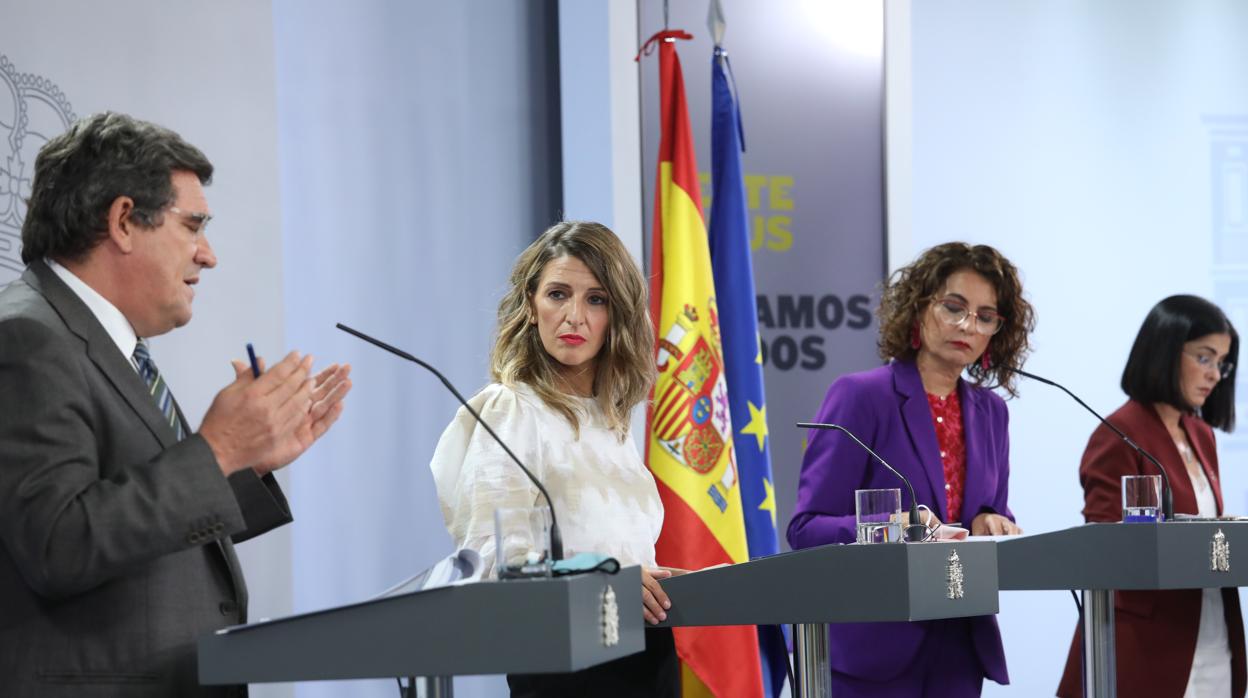 El ministro de Seguridad Social, José Luis Escrivá, la de trabajo, Yolanda Díaz, la portavoz del Gobierno y ministra de Hacienda, María Jesús Montero, y la ministra de Función Pública, Carolina Darias