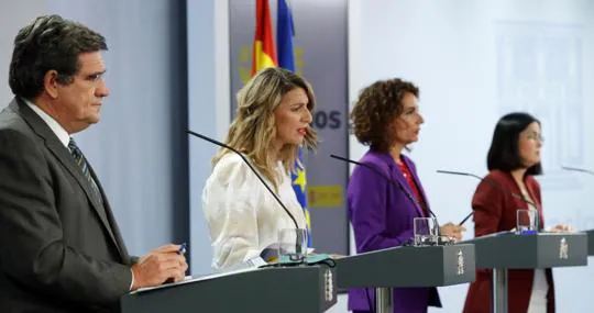 El ministro Escrivá junto a la ministra Díaz y la portavoz Montero en la rueda de prensa posterior al consejo de ministros