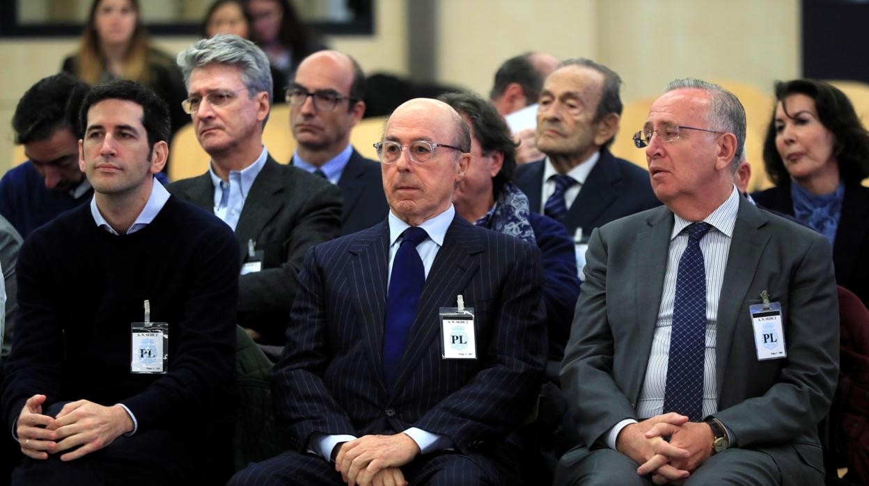 Manuel Fernández de Sousa, a la derecha, junto a otros dos investigados durante un jucicio en la Audiencia Nacional