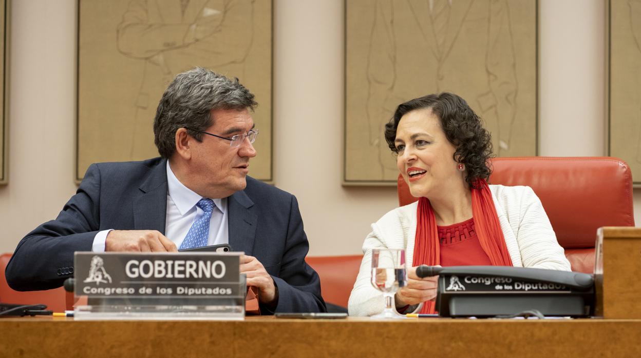 El ministro de Inclusión, Migraciones y Seguridad Social, José Luis Escrivá (izda) junto a la presidente de la Comisión del Pacto de Toledo, Magdalena Valerio