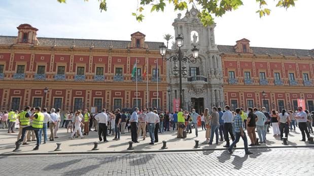 Trabajadores de Abengoa respaldan a la empresa y reclaman a la Junta de Andalucía dinero para el rescate