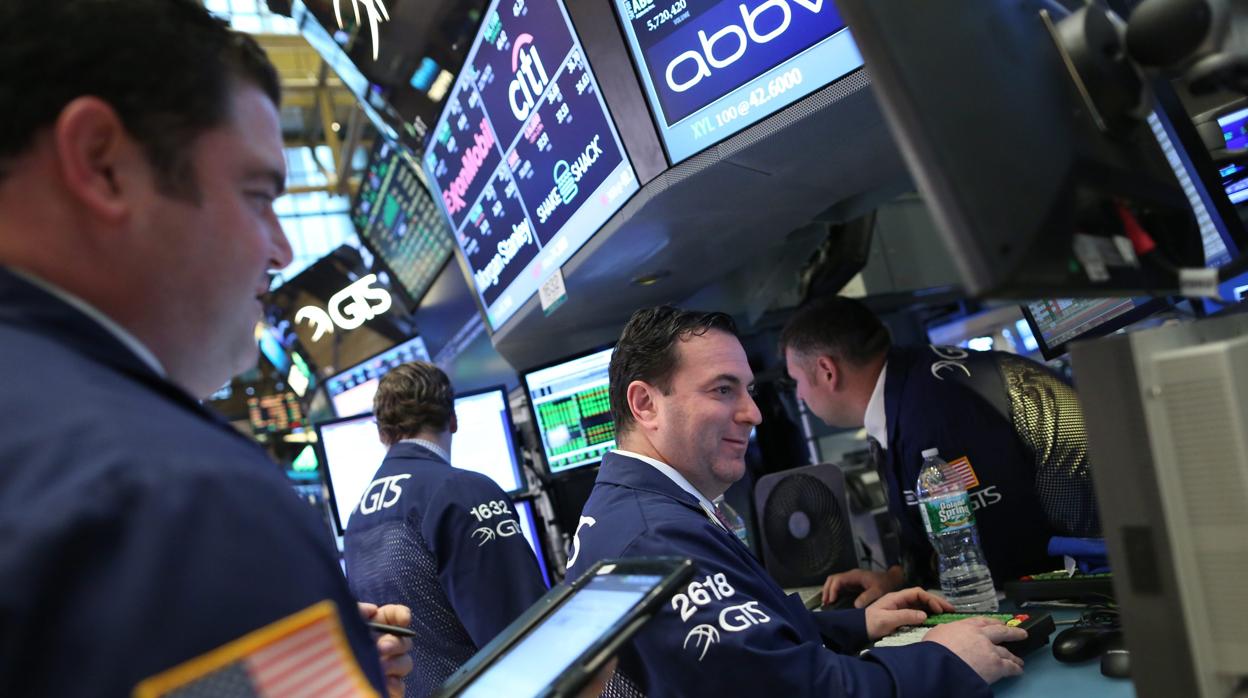 Wall Street no se desvía de su rumbo alcista pese al «show de Trump»