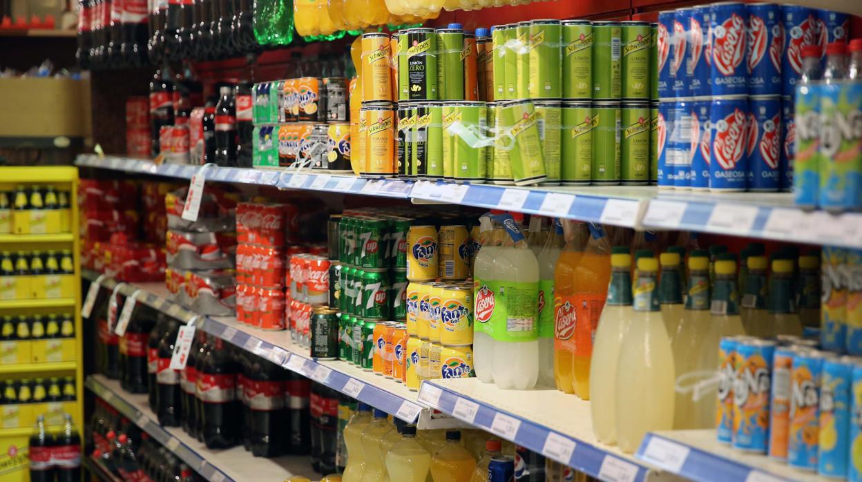 Estante de un supermercado con bebidas azucaradas