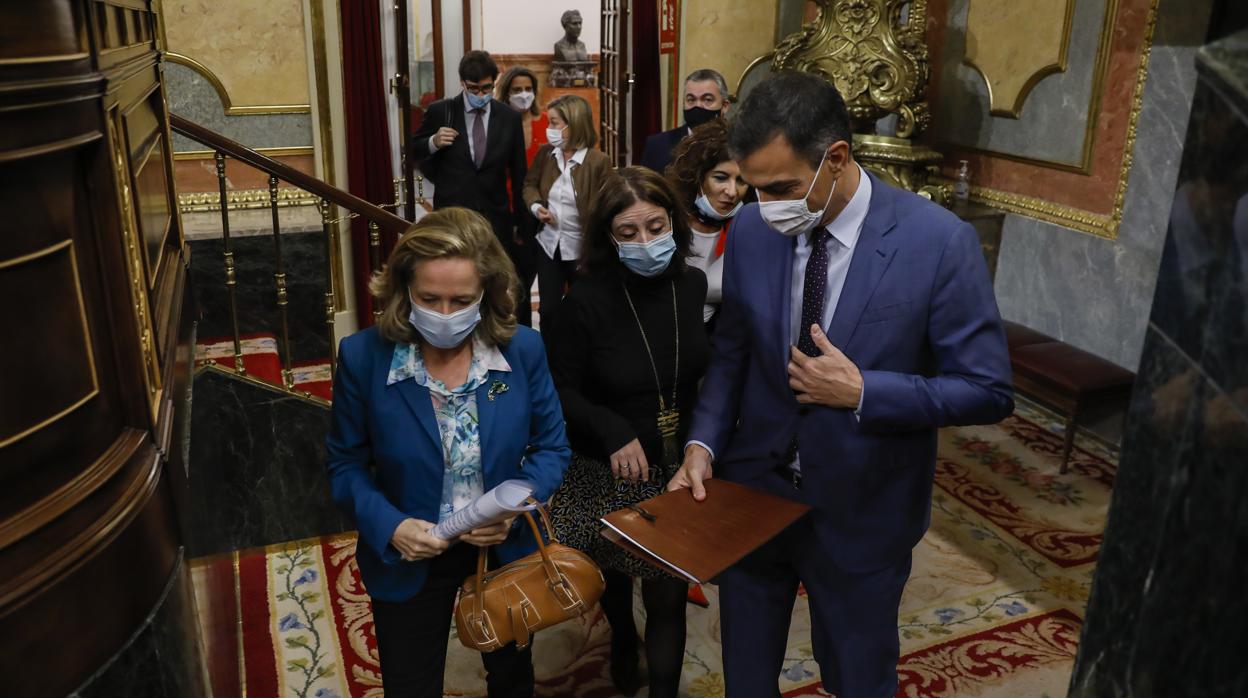 El presidente del Gobierno, Pedro Sánchez (dcha) junto a la vicepresidenta económica, Nadia Calviño (izda)
