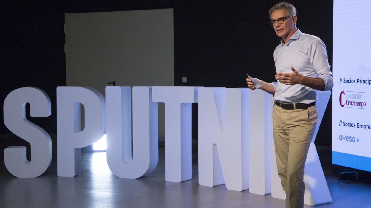 El fundador del programa Sputnik, Juan Martínez Barea, durante la presentación de la jornada