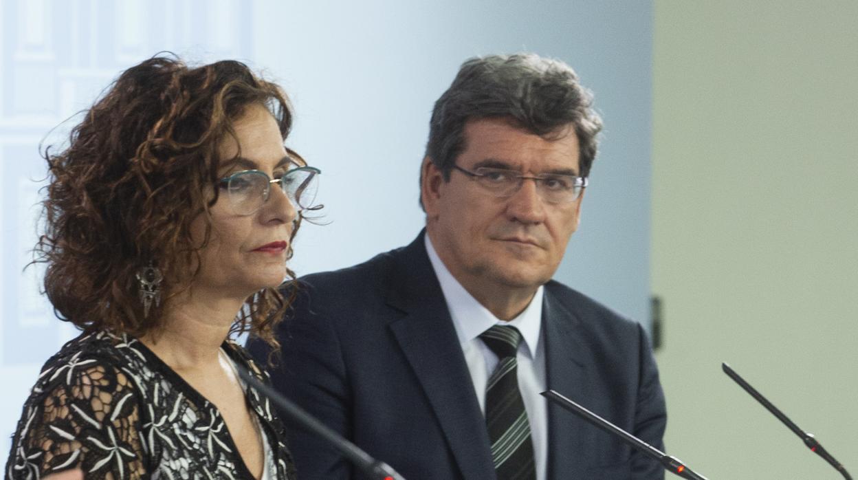 La ministra de Hacienda y portavoz del Gobierno, María Jesús Montero, junto al titular de Seguridad Social, José Luis Escrivá