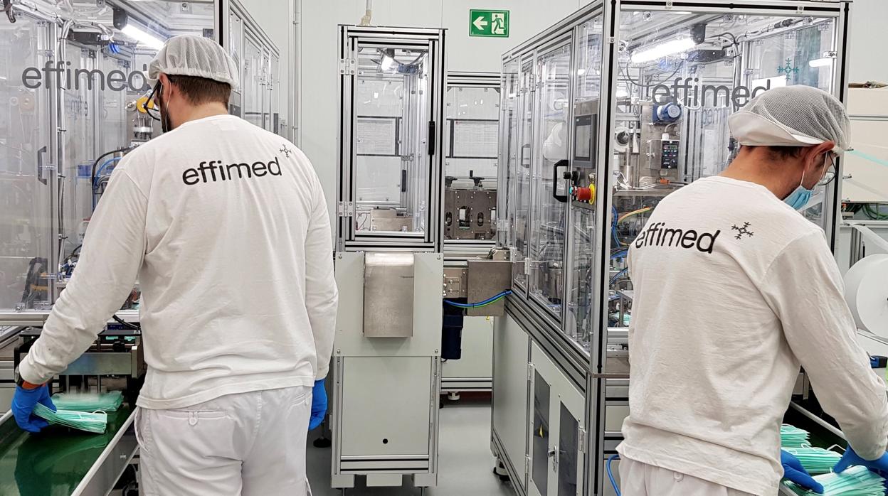 Operarios de la fábrica cordobesa de Efficold, que producirá 100 millones de mascarillas en 2021