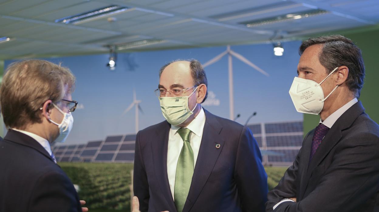 Roland Oelschläger, investor advisory de Triton; Ignacio Galán, presidente de Iberdrola, y Javier Goñi, presidente de Fertiberia, hoy, en la sede de la eléctrica