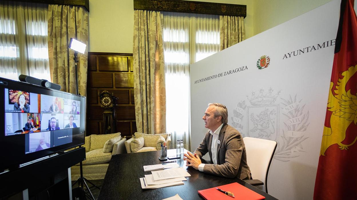 Imagen de archivo en la que se ve al alcalde de Zaragoza, Jorge Azcón reunido telemáticamente con toros primeros ediles de las ciudades más importantes de España