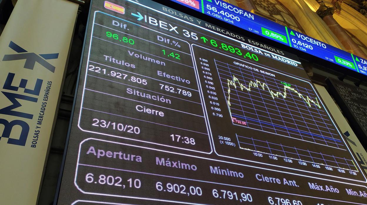 Una pantalla muestra la evolución del IBEX35 en la Bolsa de Madrid