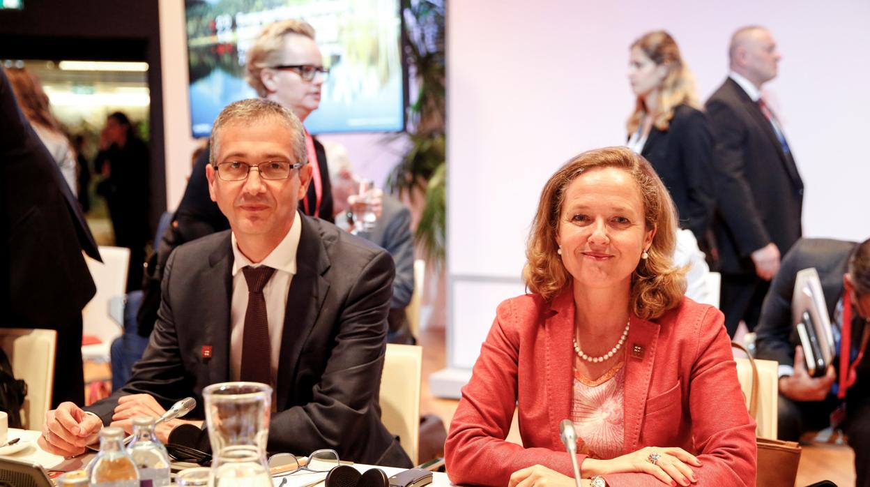 Pablo Hernández de Cos, gobernador del Banco de España, junto a la vicepresidenta económica, Nadia Calviño, en una imagen de archivo