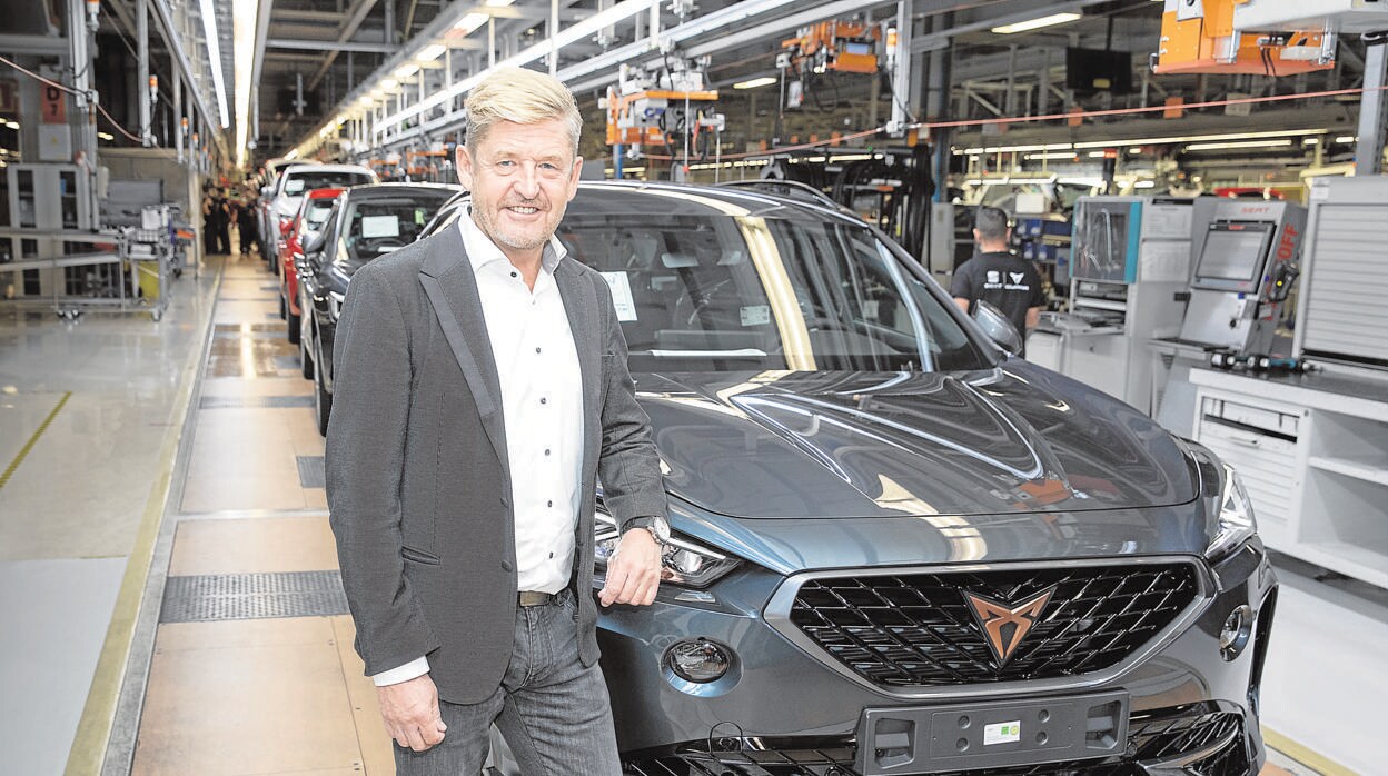 El presidente de SEAT, Wayne Griffiths, con el nuevo CUPRA Formentor, que se empezó a fabricar en la planta de Martorell a finales de septiembre
