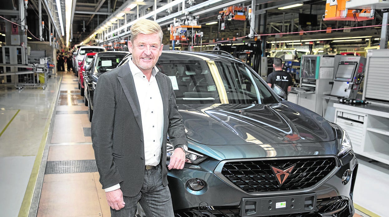 El presidente de SEAT, Wayne Griffiths, con el nuevo CUPRA Formentor, que se empezó a fabricar en la planta de Martorell a finales de septiembre