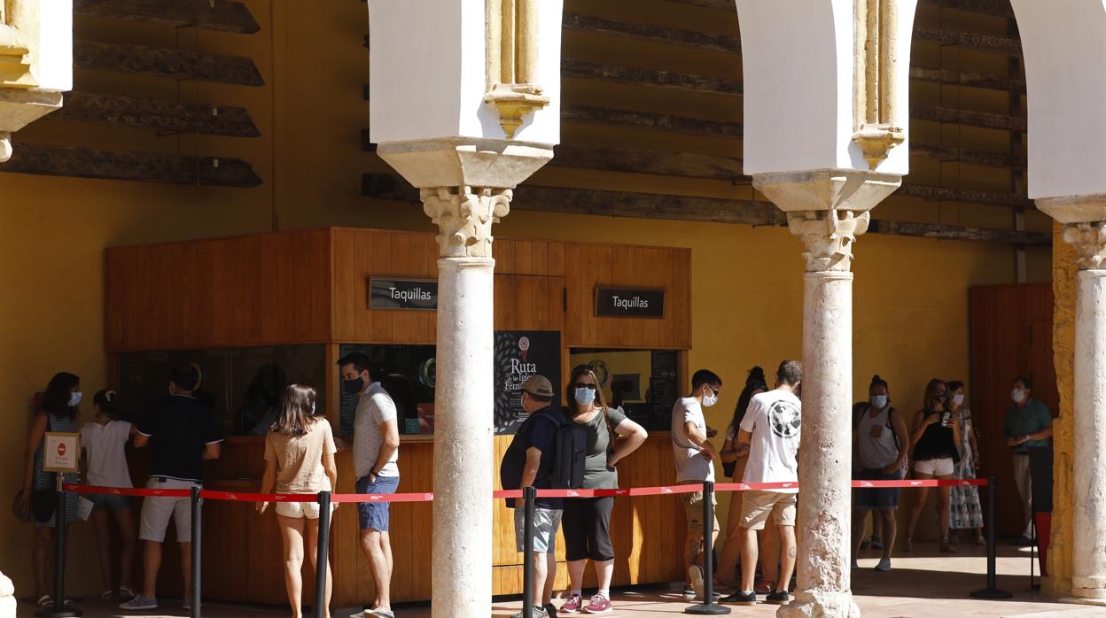 Turistas haciendo cola en Córdoba