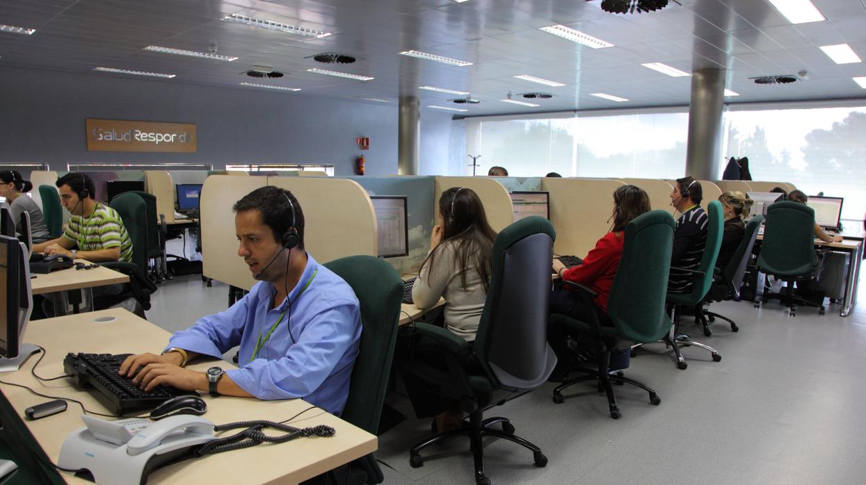 Teleoperadores en la sala de trabajo del servicio público de Salud Responde