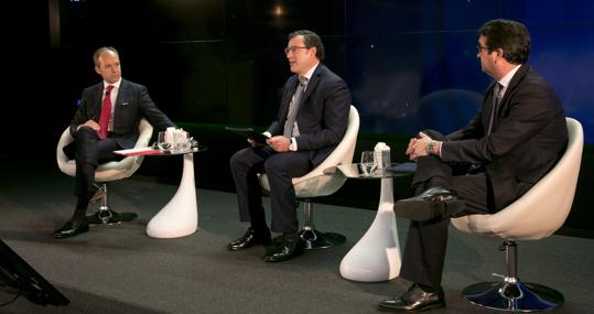 Rami Aboukhair, consejero delegado de Santander España, a la izquierda, y Peio Belausteguigoitia, director de España y Portugal de BBVA, a la derecha