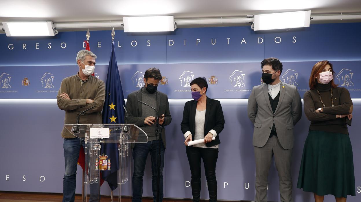 Los diputados Oskar Matute (Bildu), Jaime Asens (UP), Mertxe Aizpurua (Bildu) y Gabriel Rufían (ERC)