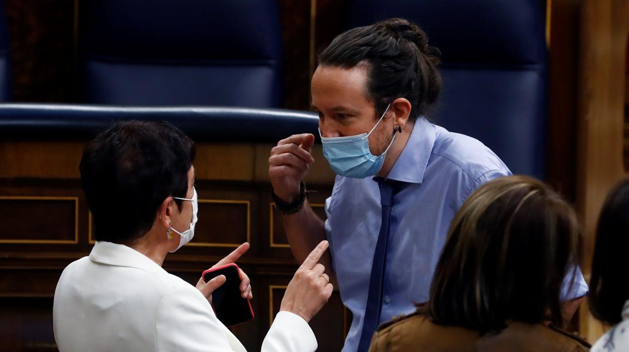 El vicepresidente segundo del Gobierno, Pablo Iglesias (d) conversa con la portavoz en el Congreso de EH Bildu, Mertxe Aizpurua