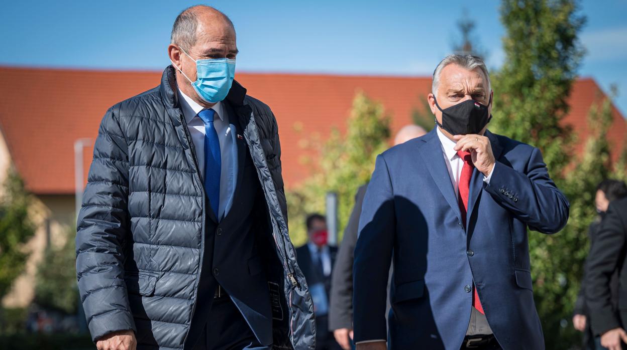 El primer ministro de Eslovenia, Janez Jansa (I), junto a Viktor Orban (D)