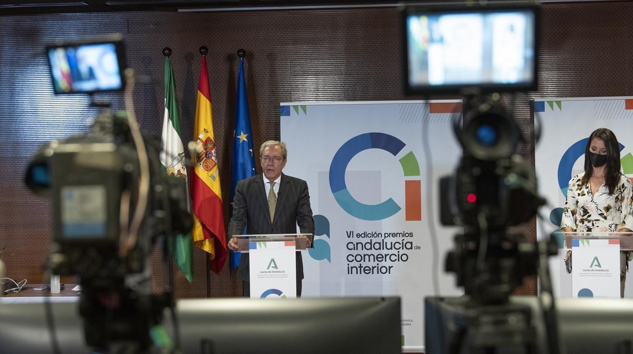 El consejero de Transformación Económica, Rogelio Velasco, Velasco preside la entrega de los VI Premios Andalucía del Comercio Interior