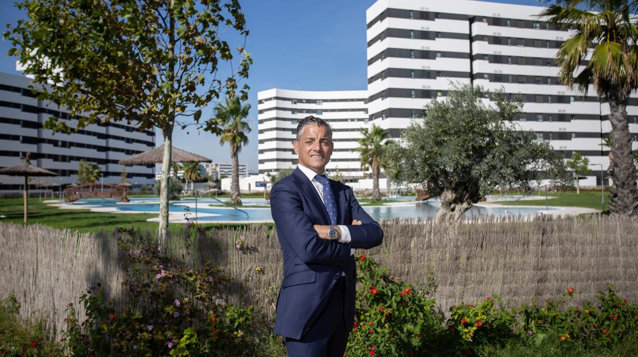 Diego Chacón posa en la urbanización Jardines Hacienda Rosario de Sevilla, donde ya se han construido dos de las siete torres proyectadas