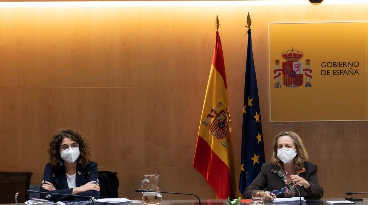 La ministra de Hacienda, María Jesús Montero, y la vicepresidenta tercera y ministra de Asuntos Económicos y Transformación Digital, Nadia Calviño, durante la reunión este viernes en Madrid de la Mesa del Diálogo Social