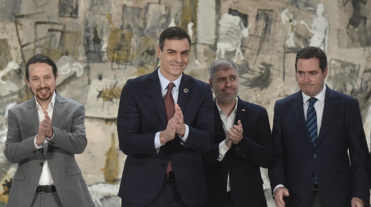 El presidente del Gobierno, Pedro Sánchez, junto al vicepresidente Iglesias, el secretario de CCOO, Unai Sordo y el presidente de los empresarios, Antonio Garamendi, en la firma de aumento del salario mínimo en enero