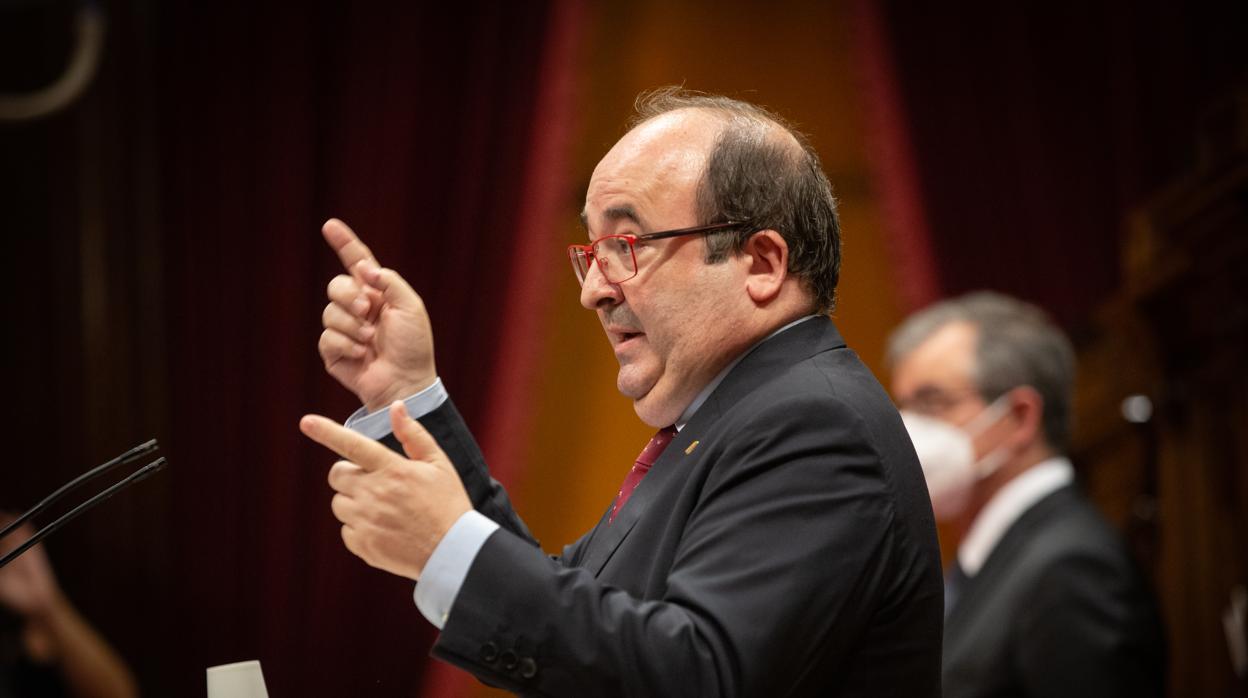 El primer secretario del PSC, Miquel Iceta, interviene durante una sesión plenaria, en el Parlamento catalán