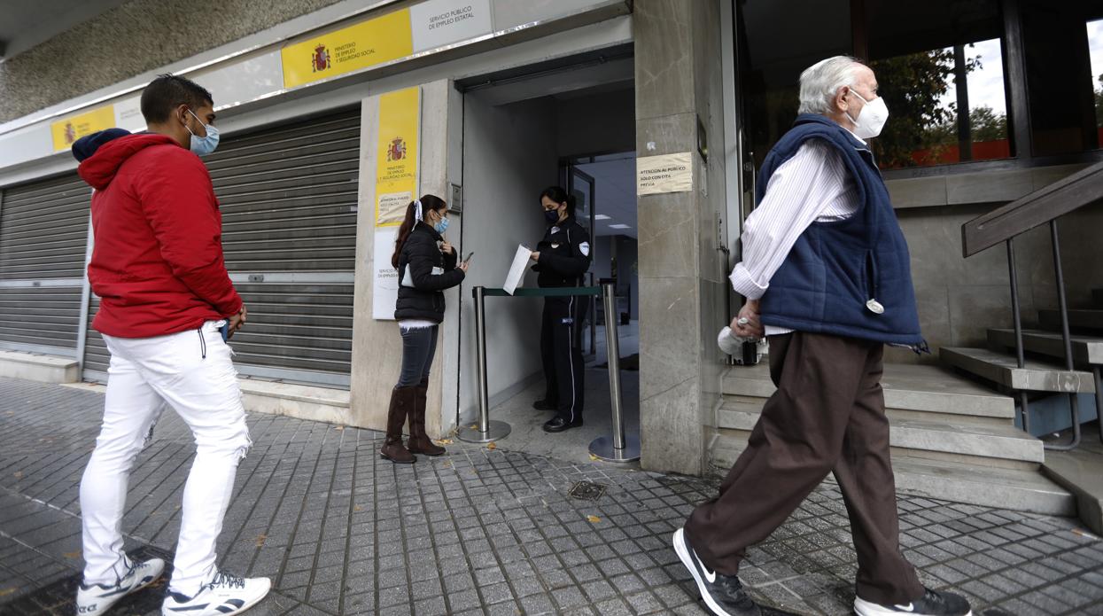 Ciudadanos esspernado en una oficina del SEPE